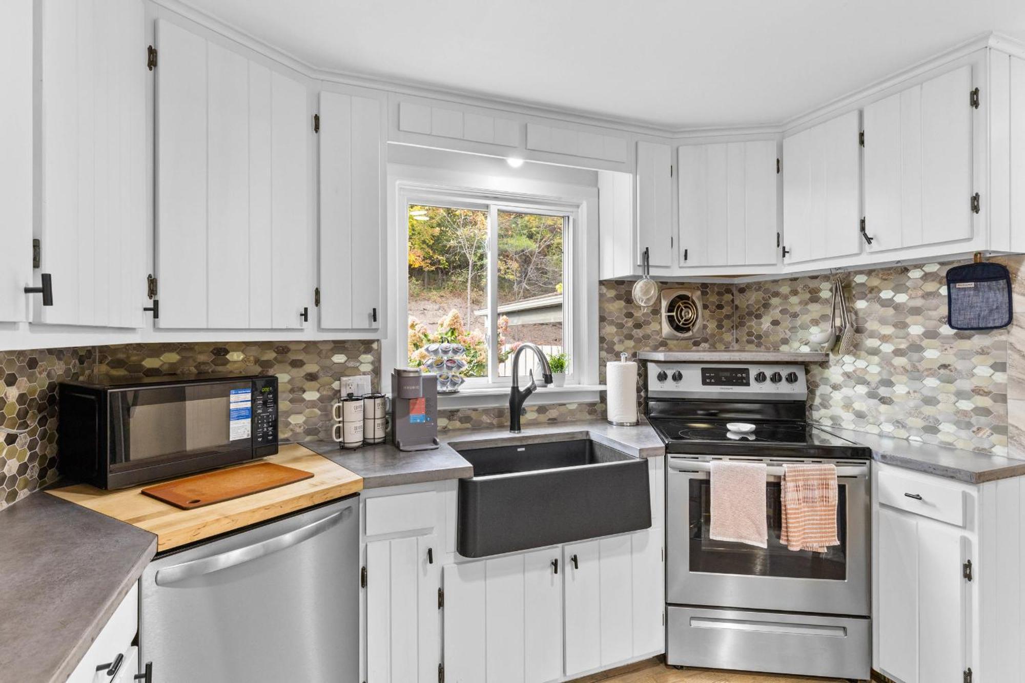 Canandaigua Lake Retreat With View And Private Beach Access, Foliage, Hike, And Ski Exterior photo